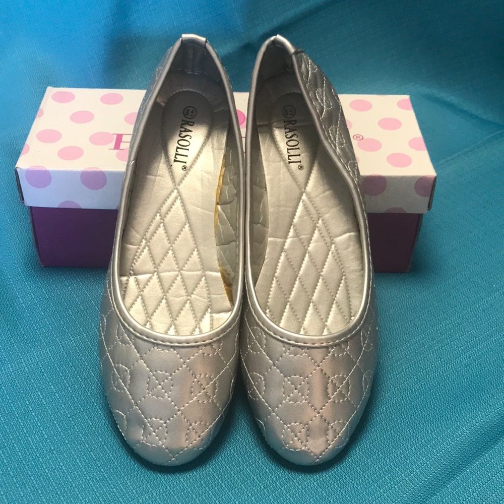 Worn once! Silver flats.